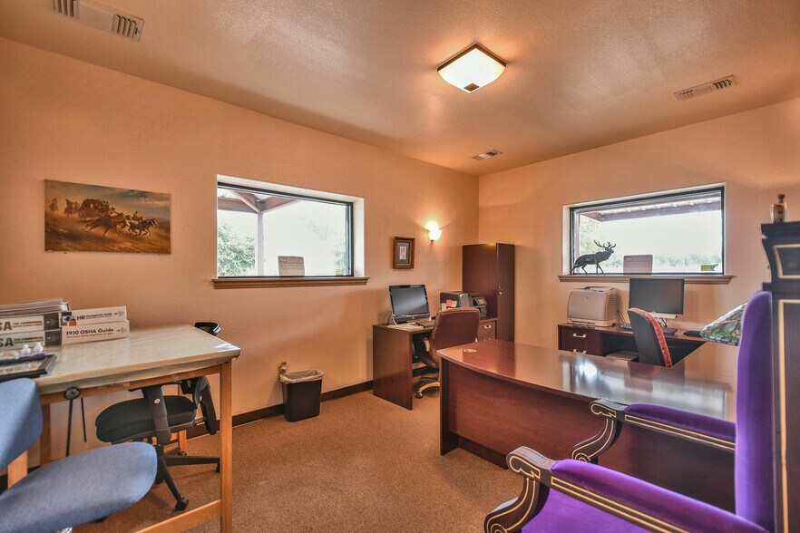 More Photos Of 202 Daisy Dr, Granbury Manufacturing For Sale