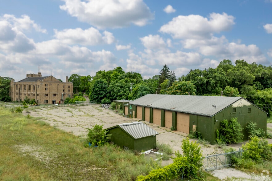 More Photos Of 1101 Chavez Dr, Flint Specialty For Lease