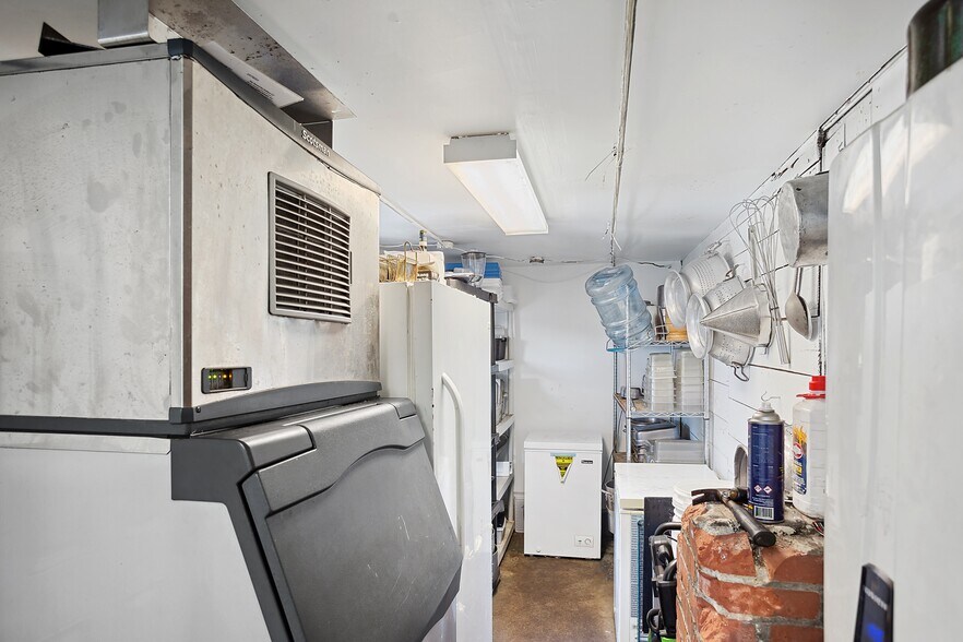 More Photos Of 63 S Euclid Ave, Montauk Restaurant For Sale