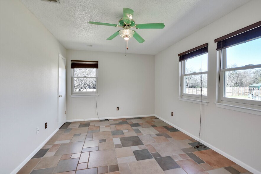 More Photos Of 16001 Awalt Dr, Austin Office For Sale