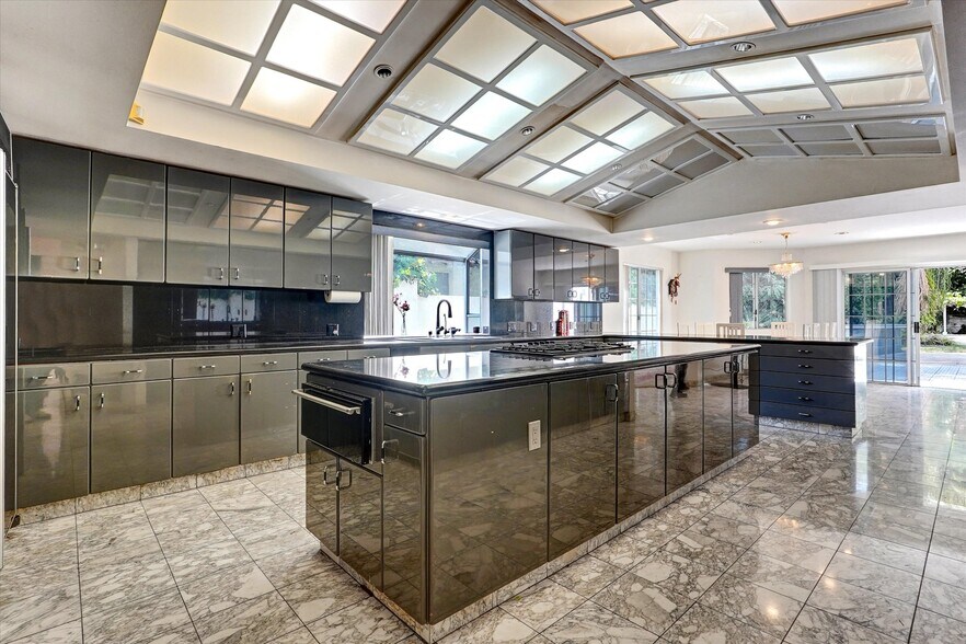 More Photos Of 4623 Hayvenhurst Ave, Encino Apartments For Sale