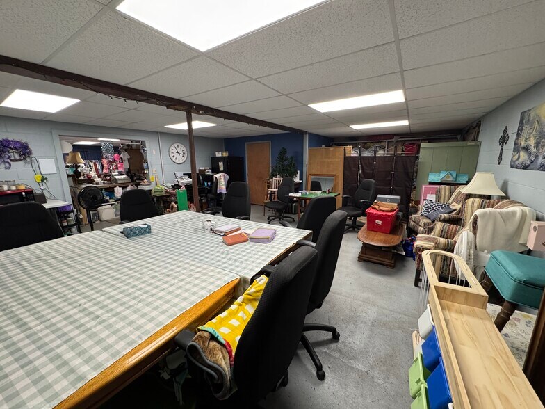 More Photos Of 706 N Perry St, Palestine General Retail For Sale