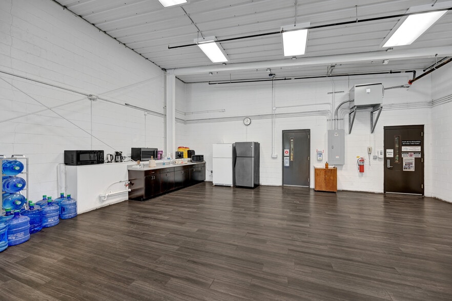 More Photos Of 315 Cassell St, Winston-Salem Distribution For Lease