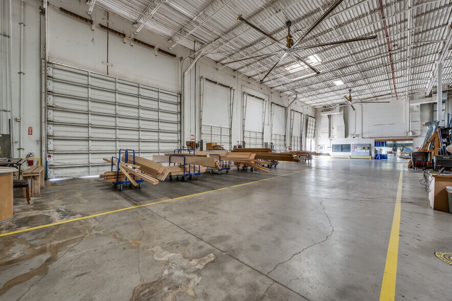 More Photos Of 1615 Diplomat Dr, Carrollton Warehouse For Lease