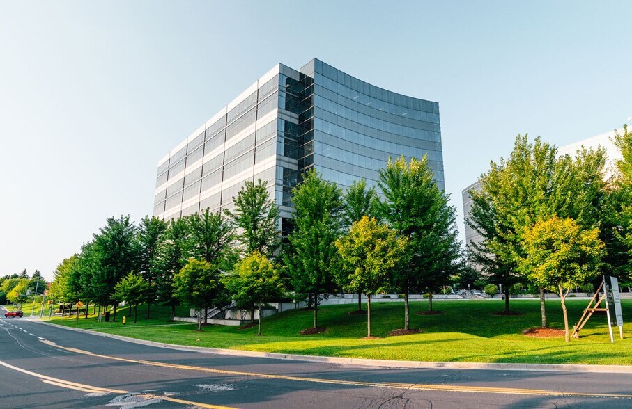 More Photos Of 150 Commerce Valley Dr W, Markham Office For Lease