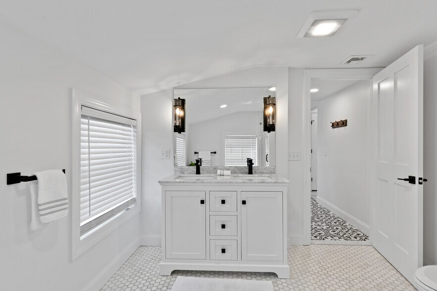 More Photos Of 44 Williams Ave, Mystic General Retail For Sale