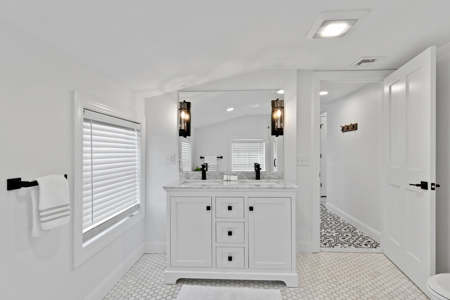 More Photos Of 44 Williams Ave, Mystic General Retail For Sale