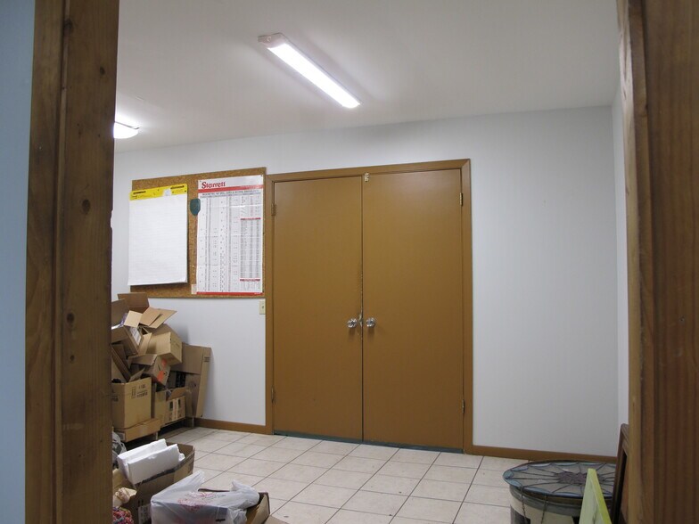 More Photos Of 713 E Main St, Waukon Manufacturing For Sale