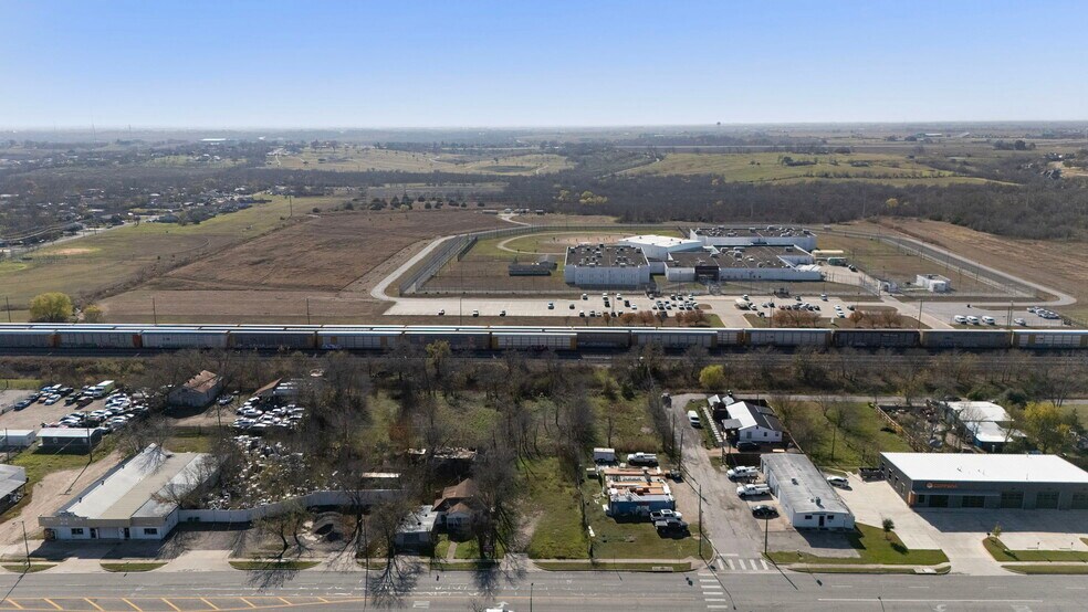 More Photos Of 919 W 2nd St, Taylor Land For Sale