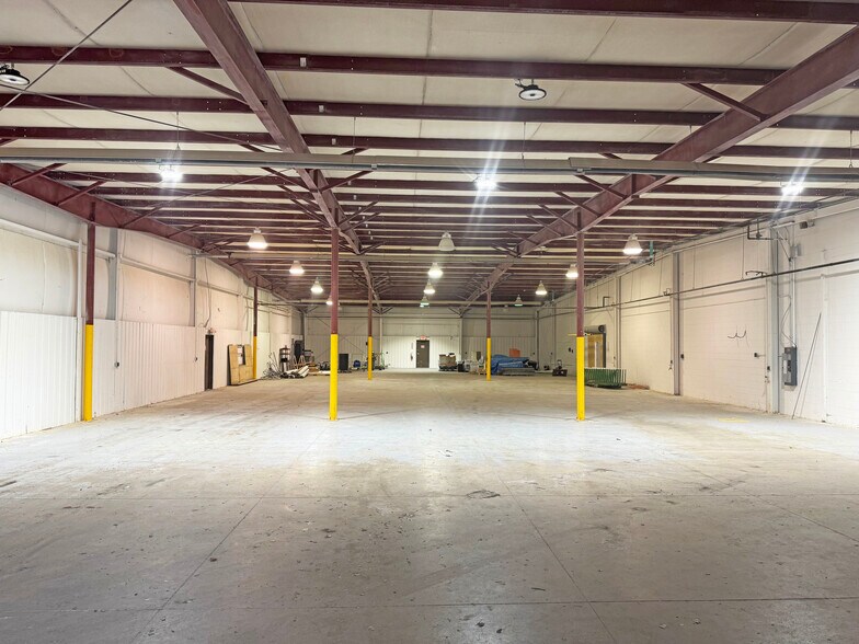More Photos Of 2371 N Rainbow Dr, Warsaw Warehouse For Lease