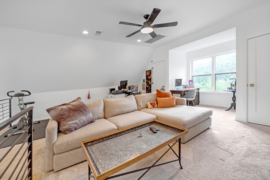 More Photos Of 446724 E 390 Rd, Langley Hotel For Sale