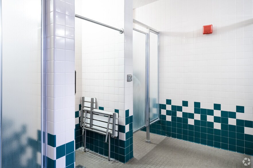 More Photos Of 12400 N Interstate 35, Austin Veterinarian Kennel For Sale