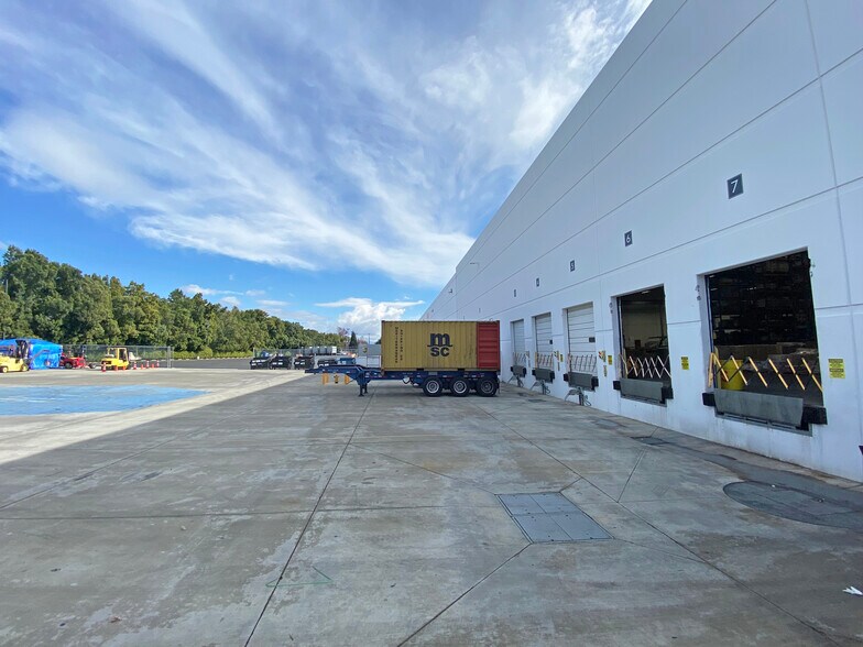 More Photos Of 16719 Schoenborn St, North Hills Warehouse For Lease