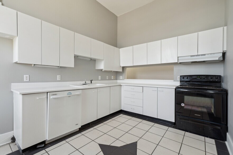 More Photos Of 626-632 Sycamore St, Waterloo Storefront Retail Office For Sale