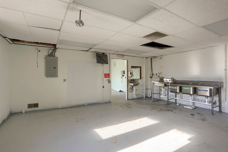 More Photos Of 1070 S Cameron St, Harrisburg Warehouse For Sale