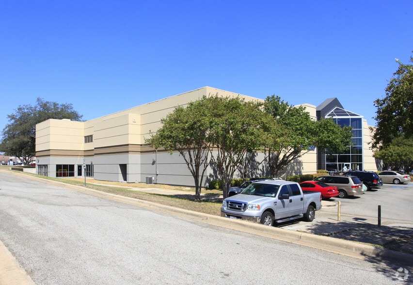 More Photos Of 10616 Research Blvd, Austin Health Club For Lease