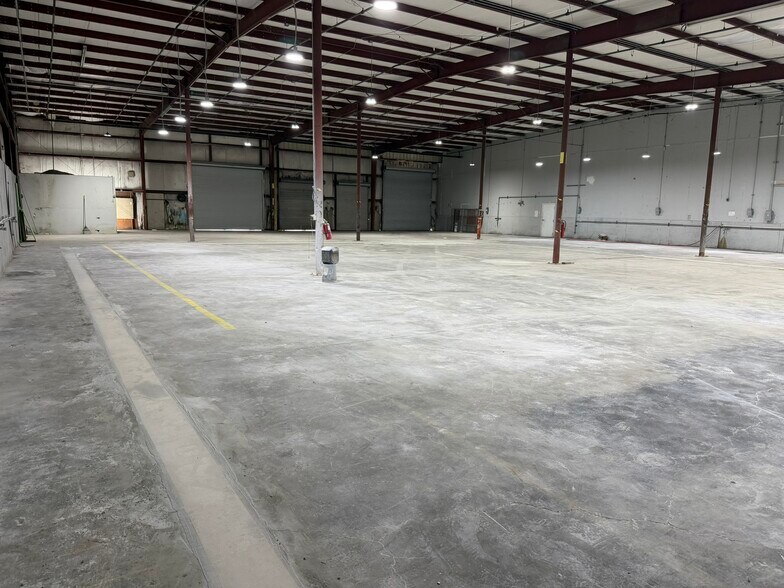 More Photos Of 2402 Clark St, Apopka Manufacturing For Lease