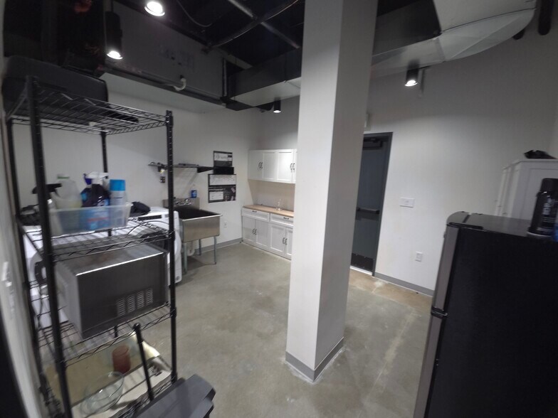 More Photos Of 7510 N Oak Trfy, Gladstone Apartments For Lease