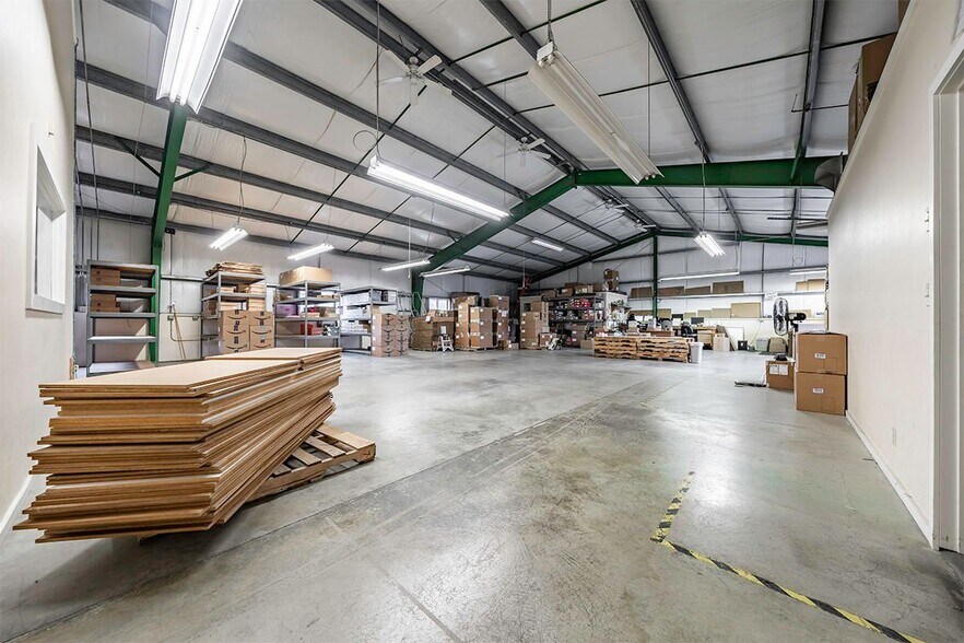 More Photos Of 425 Applegate Way, Ashland Industrial For Lease