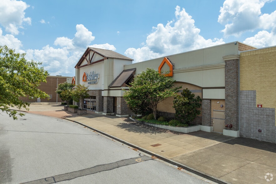 More Photos Of 7951 Winchester Rd, Memphis Storefront For Sale