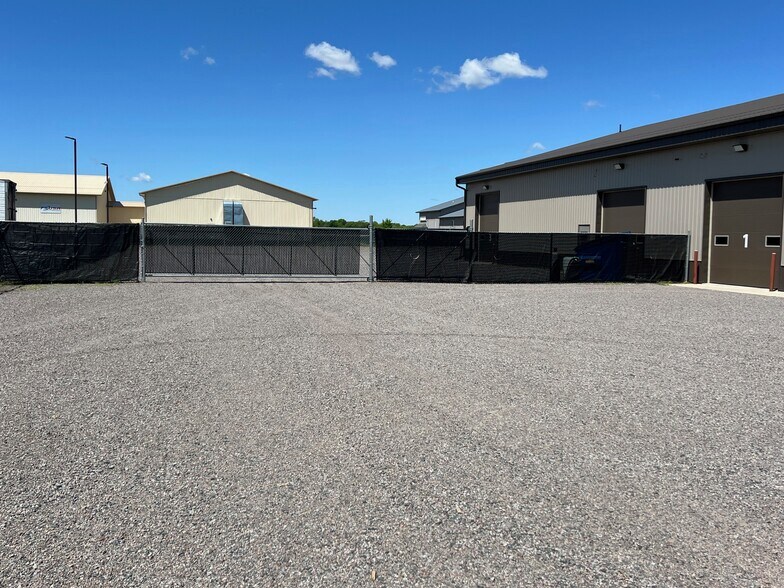 More Photos Of 20021 Edison Cir, Clearwater Warehouse For Lease