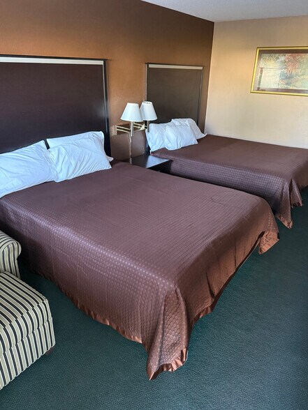 More Photos Of 2426 S Lincoln Ave, York Hotel For Sale