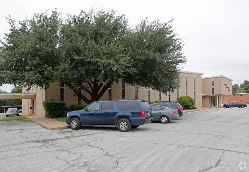 More Photos Of 598 Westwood Dr, Abilene Office For Lease