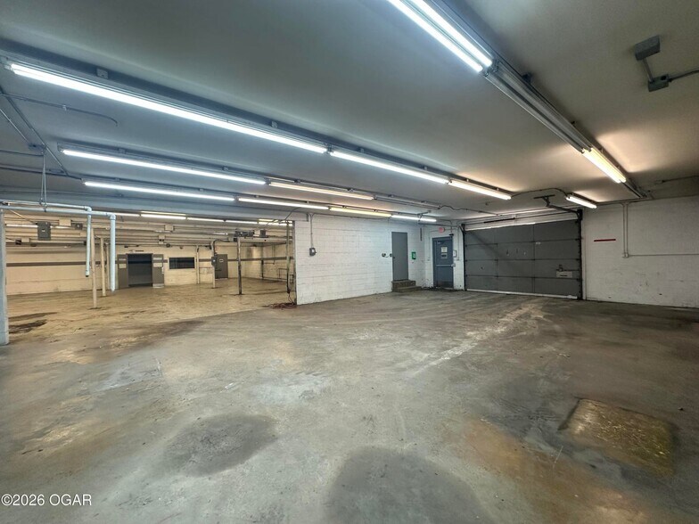 More Photos Of 3236 W 20th St, Joplin Industrial For Sale