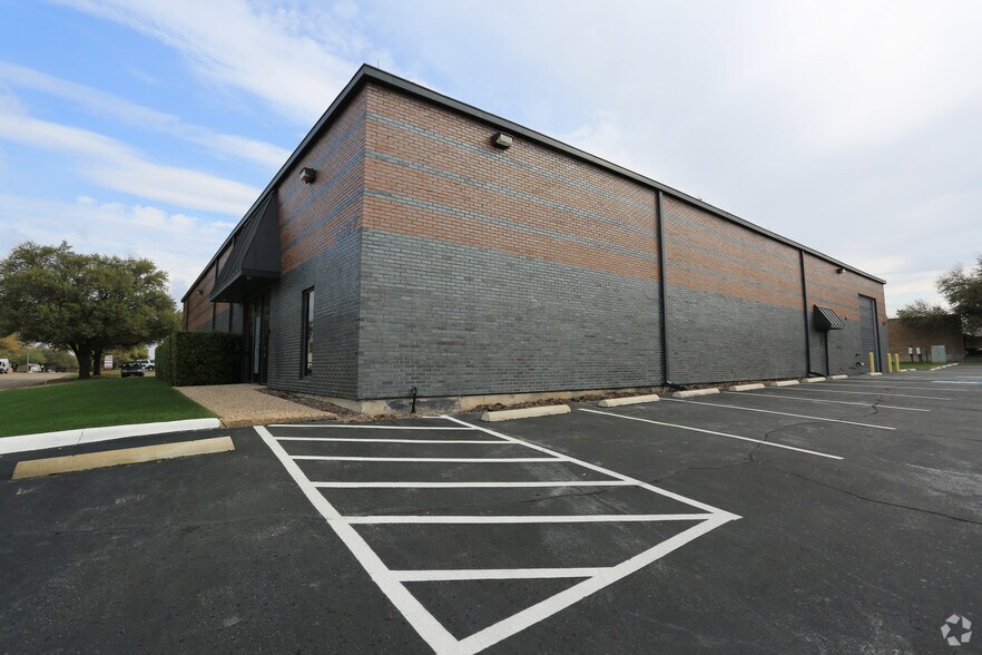 More Photos Of 4407 Alpha Rd, Dallas Industrial For Lease
