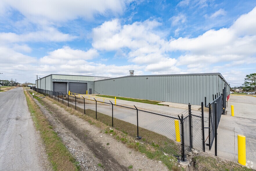 More Photos Of 403 W Admiral Doyle Dr, New Iberia Distribution For Sale