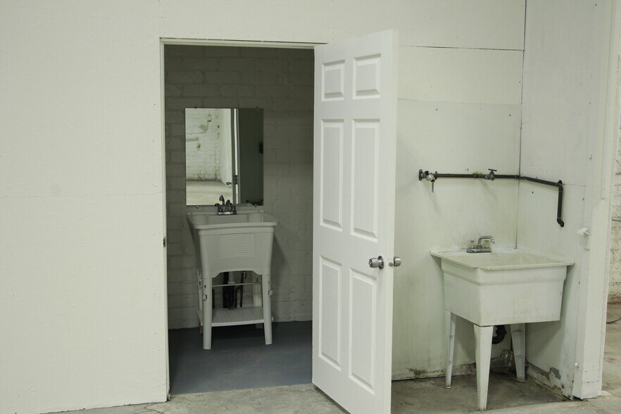 More Photos Of 3431 E 15th St, Los Angeles Manufacturing For Sale