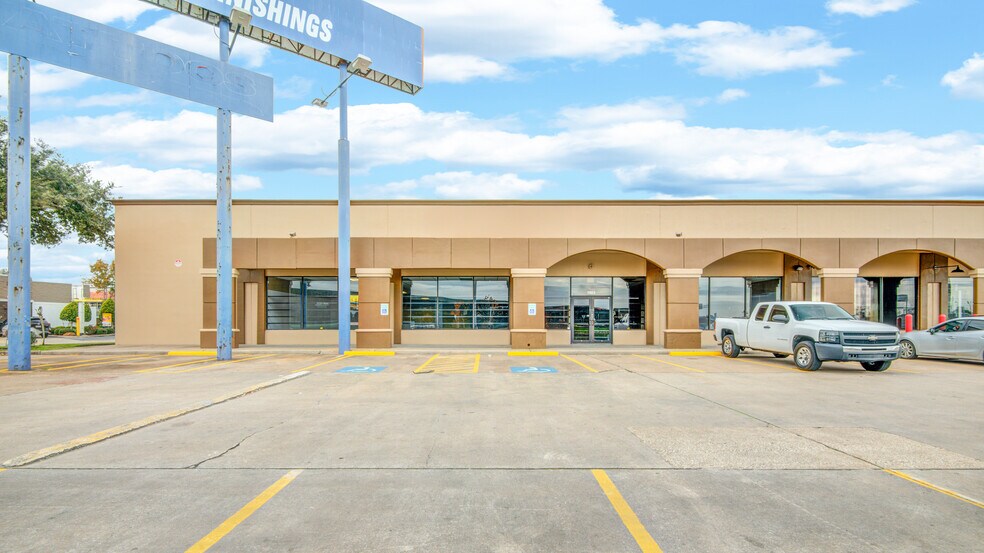 More Photos Of 11657 Gulf Fwy, Houston Unknown For Lease