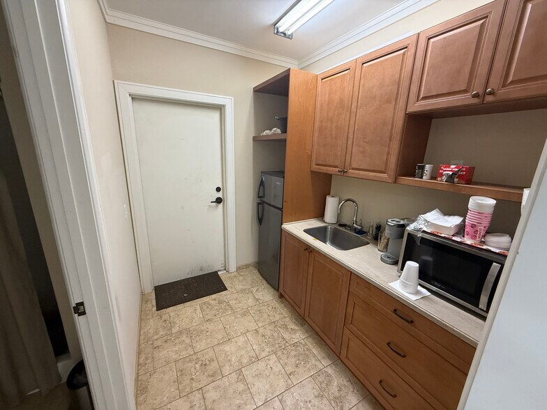 More Photos Of 211B Johnny Mercer Blvd, Savannah Self Storage For Sale