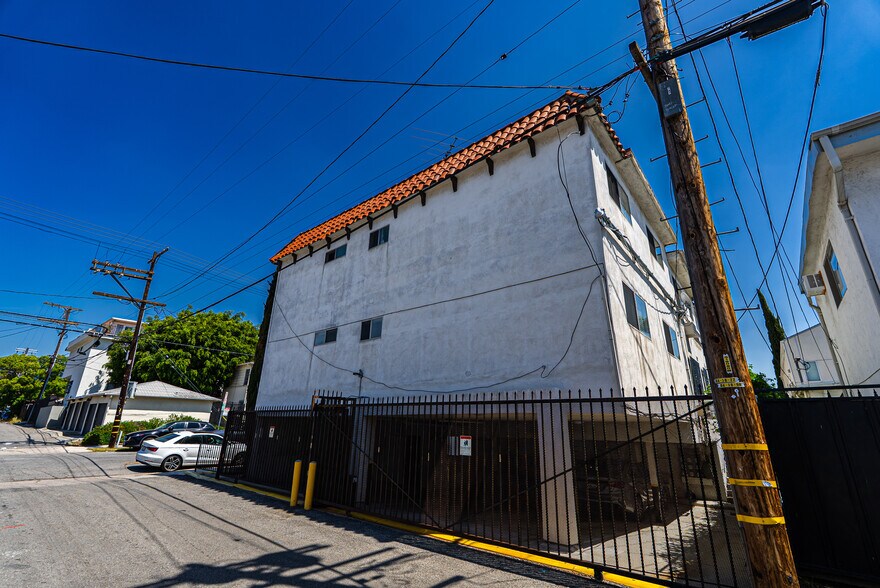 More Photos Of 7050 Waring Ave, Los Angeles Multifamily For Sale