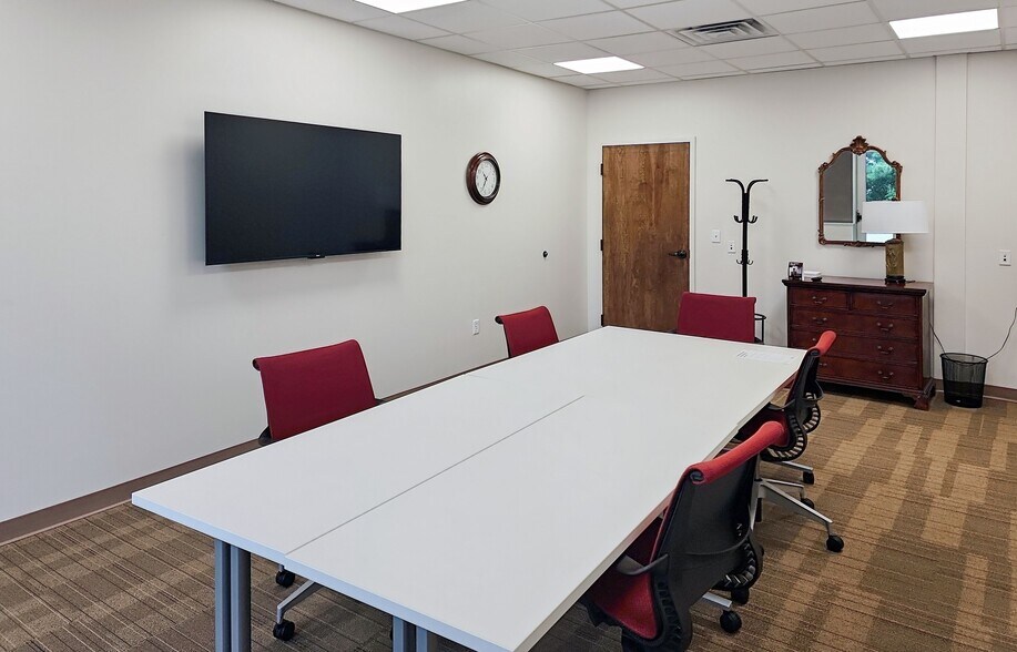 More Photos Of 5547 Veterans Pky, Columbus Coworking Space