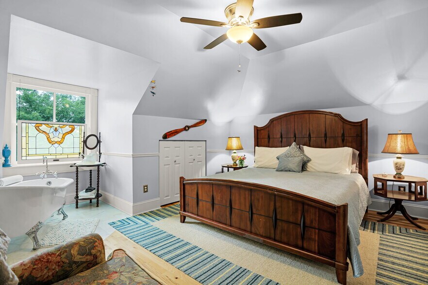 More Photos Of 504 W 5th St, Washington Hospitality For Sale