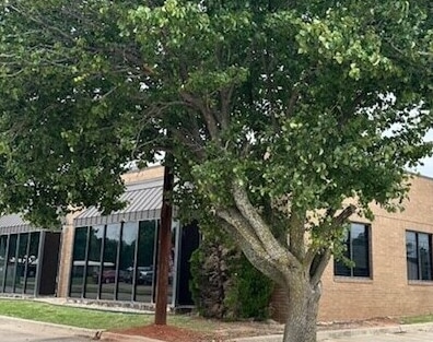 More Photos Of 11102 N Stratford Dr, Oklahoma City Office For Lease