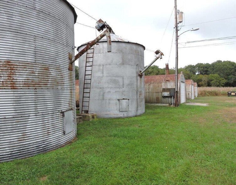 More Photos Of 346 Hands Mill Rd, Woodbine Storefront For Sale