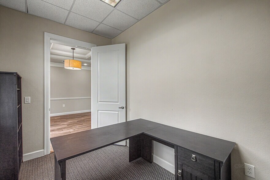 More Photos Of 633 E Fernhurst Dr, Katy Medical For Sale