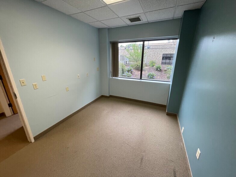 More Photos Of 299 Carew St, Springfield Medical For Sale