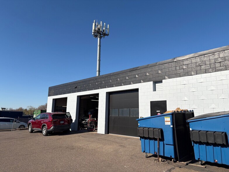 More Photos Of 960 Osborne Rd NE, Fridley Auto Repair For Lease