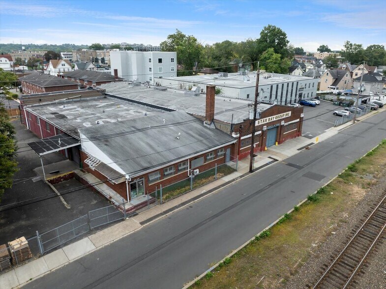 More Photos Of 390-400 Railroad Ave, Hackensack Warehouse For Lease