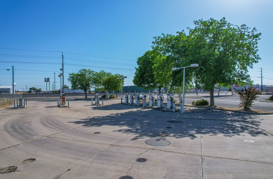 More Photos Of 695 Atwater Blvd, Atwater General Retail For Sale