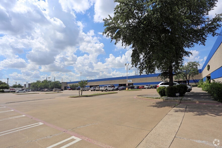 More Photos Of 11034 Shady Trl, Dallas Showroom For Lease