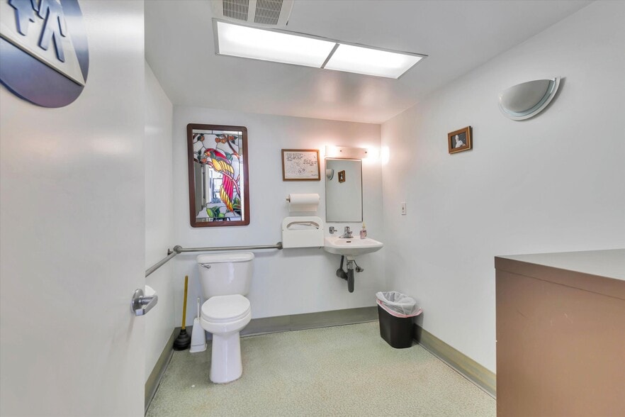 More Photos Of 2143-2145 Taraval St, San Francisco Veterinarian Kennel For Sale