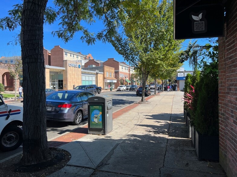 More Photos Of 90 E Main St, Patchogue Freestanding For Lease