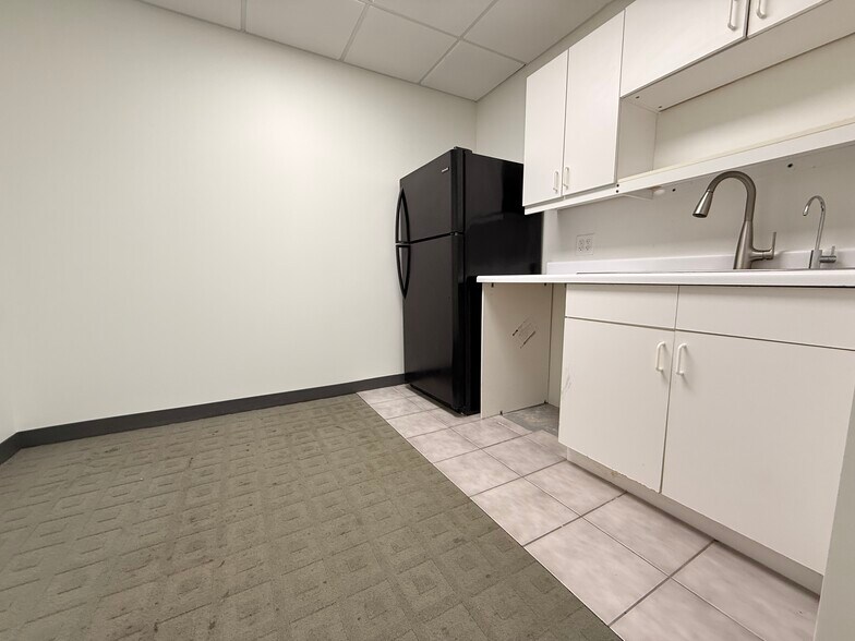 More Photos Of 105 Schelter Rd, Lincolnshire Office For Lease