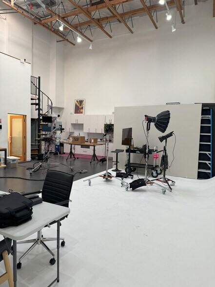 More Photos Of 8950-8956 Ellis Ave, Los Angeles Showroom For Lease