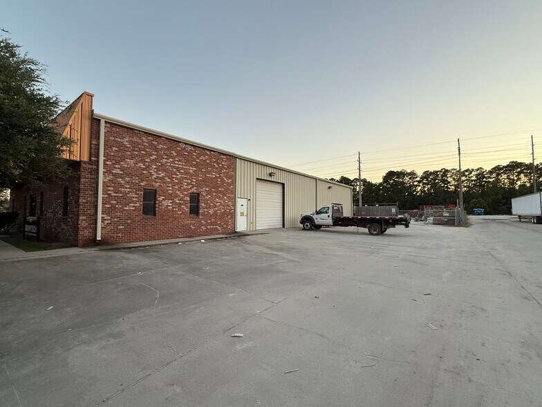 More Photos Of 7377 Peppermill Ln, North Charleston Warehouse For Lease