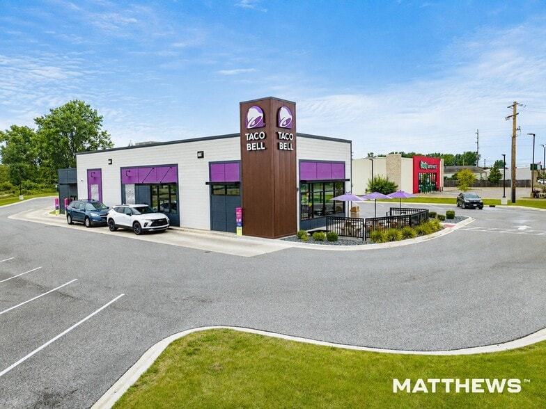 Primary Photo Of 2945 Bay Rd, Saginaw Restaurant For Sale